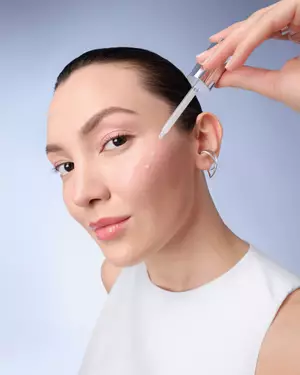 Genifique Serum Application Visual