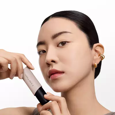 Model wearing the highlighter