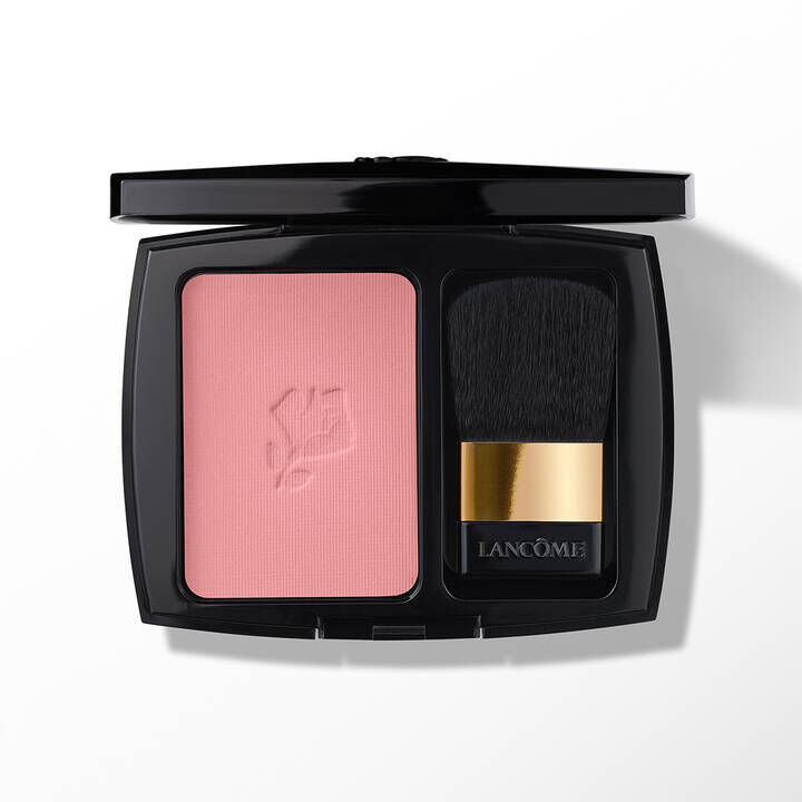 Blush Subtil. Blush Poudre Délicat Non Gras. Maquillage